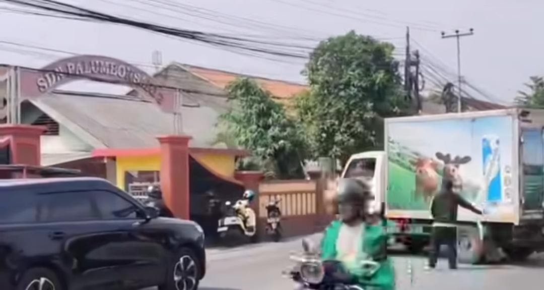 Wali Murid SDN Palumbonsar II Karawang Protes Titik Putar Kendaraan di Depan Sekolah