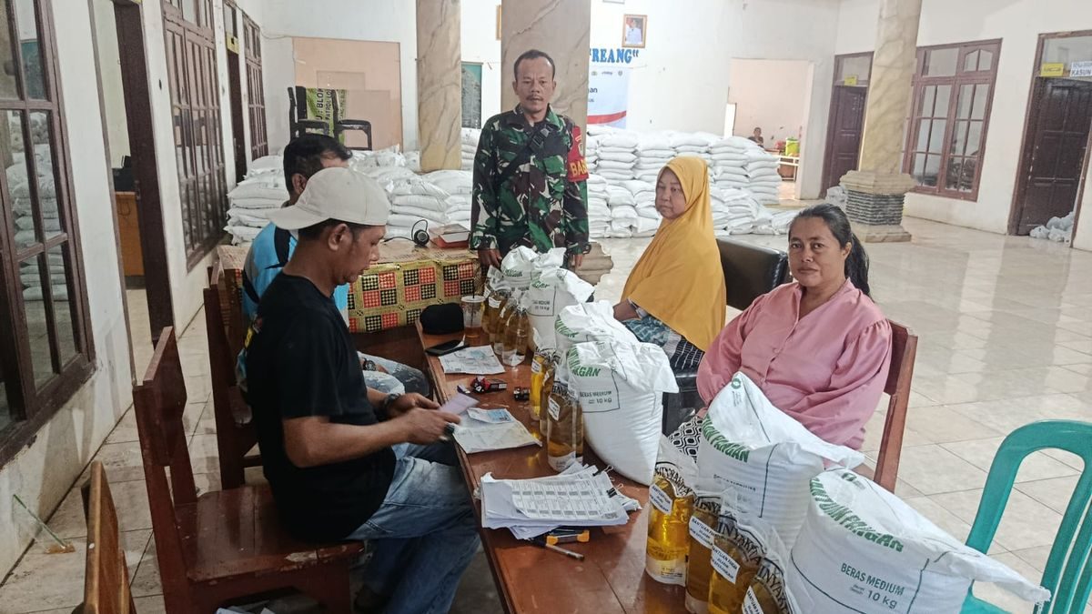 1.898 Keluarga Terima Bantuan Beras & Minyak Goreng, Bulog Jamin Stok