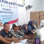 692 KPB Anjatan Terima Bantuan Pangan Bulog Indramayu