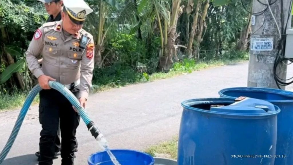 Antisipasi Kekeringan Indramayu: Sat Lantas Polres Salurkan Air Bersih ke Desa Pesisir