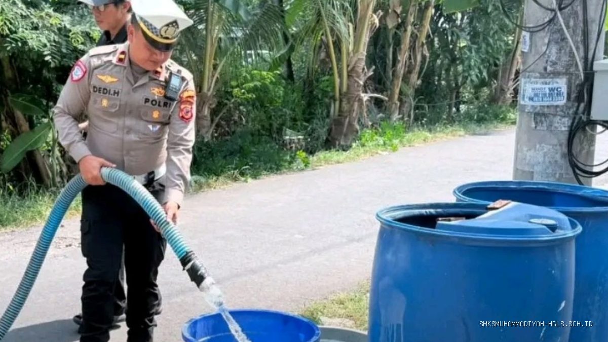 Antisipasi Kekeringan Indramayu: Sat Lantas Polres Salurkan Air Bersih ke Desa Pesisir