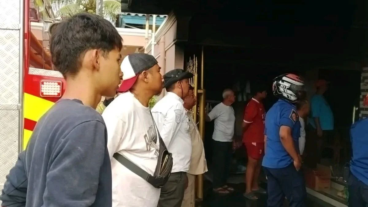 Api Gegerkan Losarang: Tetangga Dobrak Pintu Selamatkan Pemilik Rumah