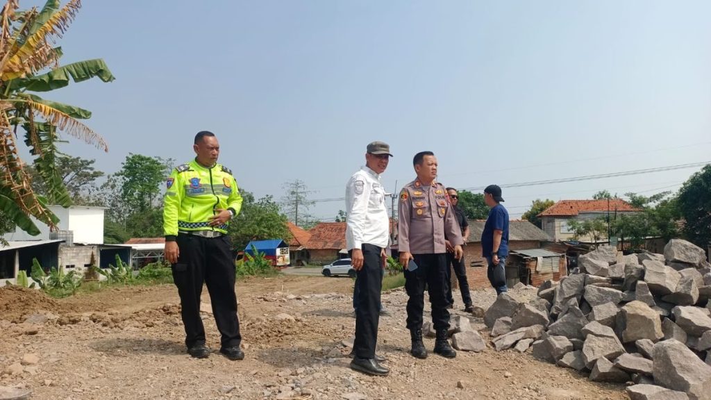 Atasi Macet Proyek Jembatan Cilogog, Polsek Losarang Tinjau Titik Lokasi