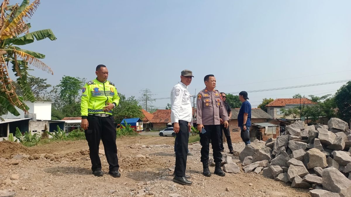 Atasi Macet Proyek Jembatan Cilogog, Polsek Losarang Tinjau Titik Lokasi