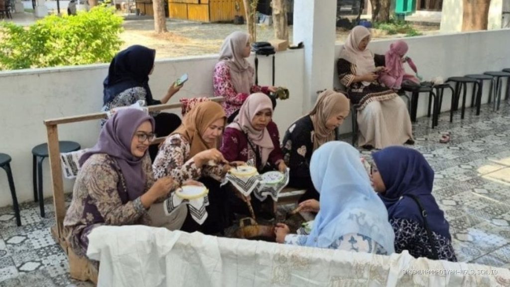 Belajar Membatik Indramayu: Pererat Silaturahmi DWP Diskominfo