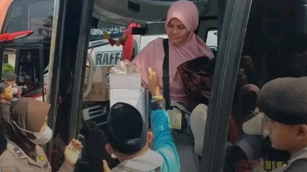 Jemaah Haji Indramayu Pulang: Ratusan Keluarga Lepas Rindu di Pendopo