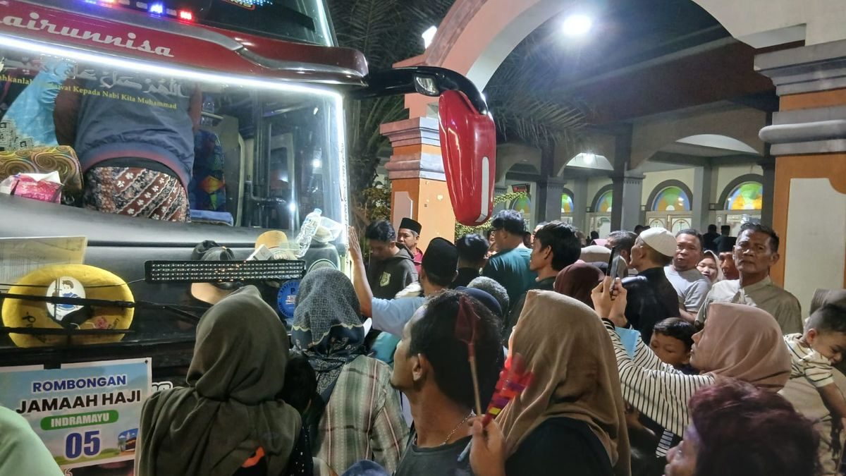 Kepulangan Haji Haurgeulis: Tangis Haru Keluarga Bersujud Syukur