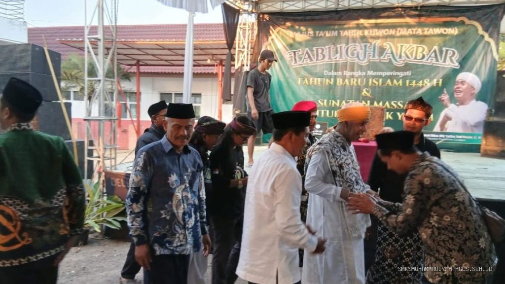 Kiai Abbas Buntet Turun Gunung: 14 Anak Disunat, 72 Yatim Rejeki di Indramayu