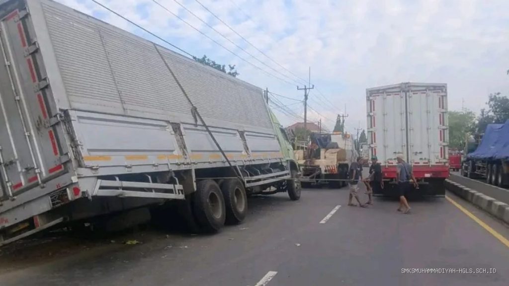 Kontainer Terperosok: Arus Lalu Lintas Pantura Sukagumiwang Indramayu Melambat