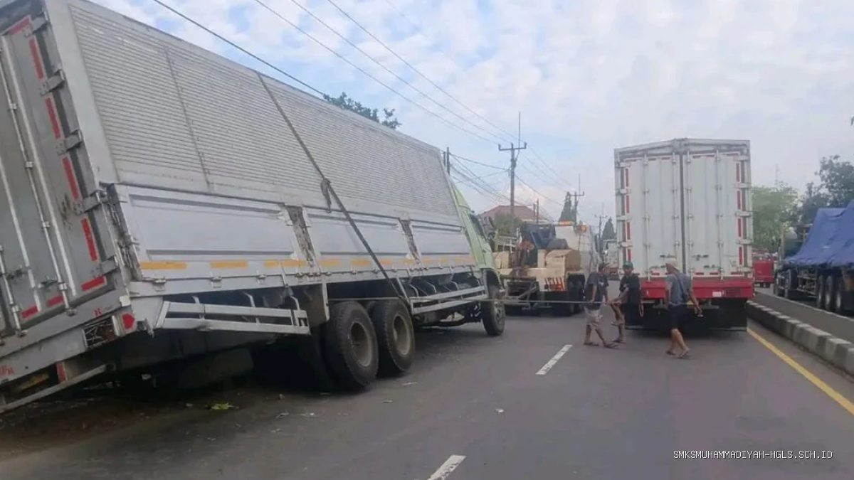 Kontainer Terperosok: Arus Lalu Lintas Pantura Sukagumiwang Indramayu Melambat