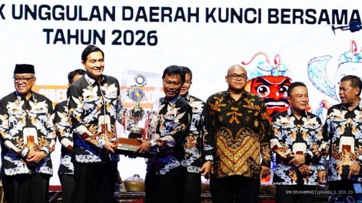 Lucky Hakim Serahkan Piala Kunci Bersama PORSENITAS XIII 2026 Cirebon