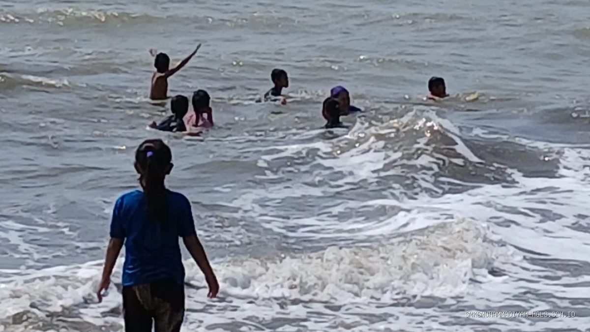 Pantai Tanjungpura Sukra: Primadona Wisata Lokal Akhir Pekan
