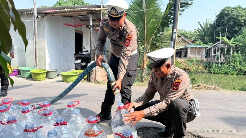 Satlantas Polres Indramayu: Bantuan Air Bersih di 4 Desa Sambut Hari Bhayangkara ke-80