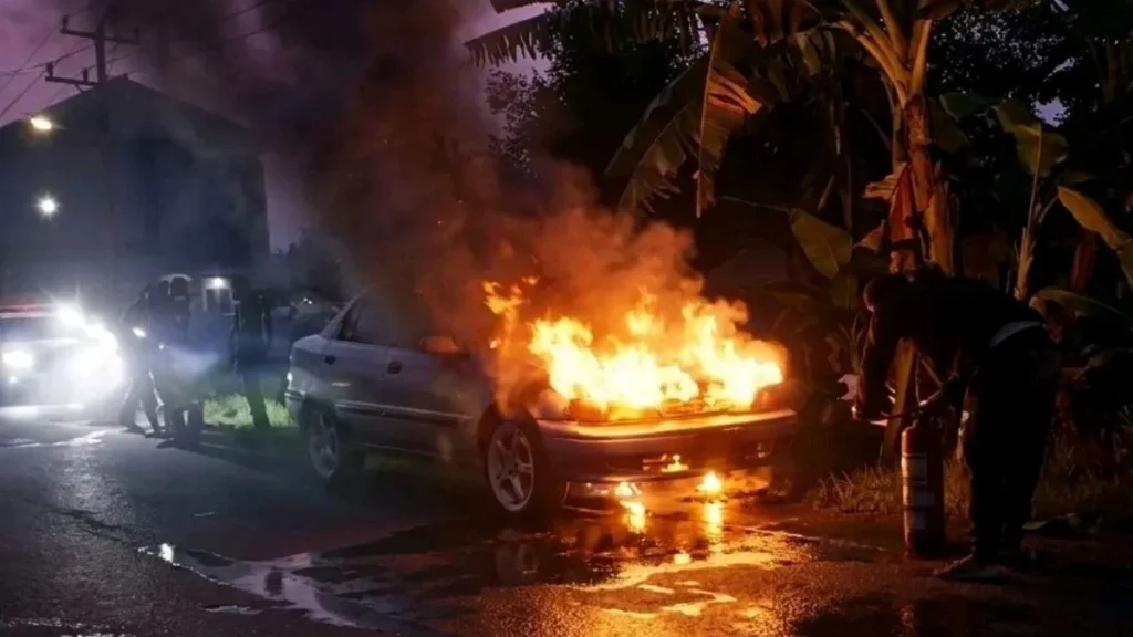 Sedan Terbakar di Jatibarang: Damkar dan Warga Padamkan Api Cepat