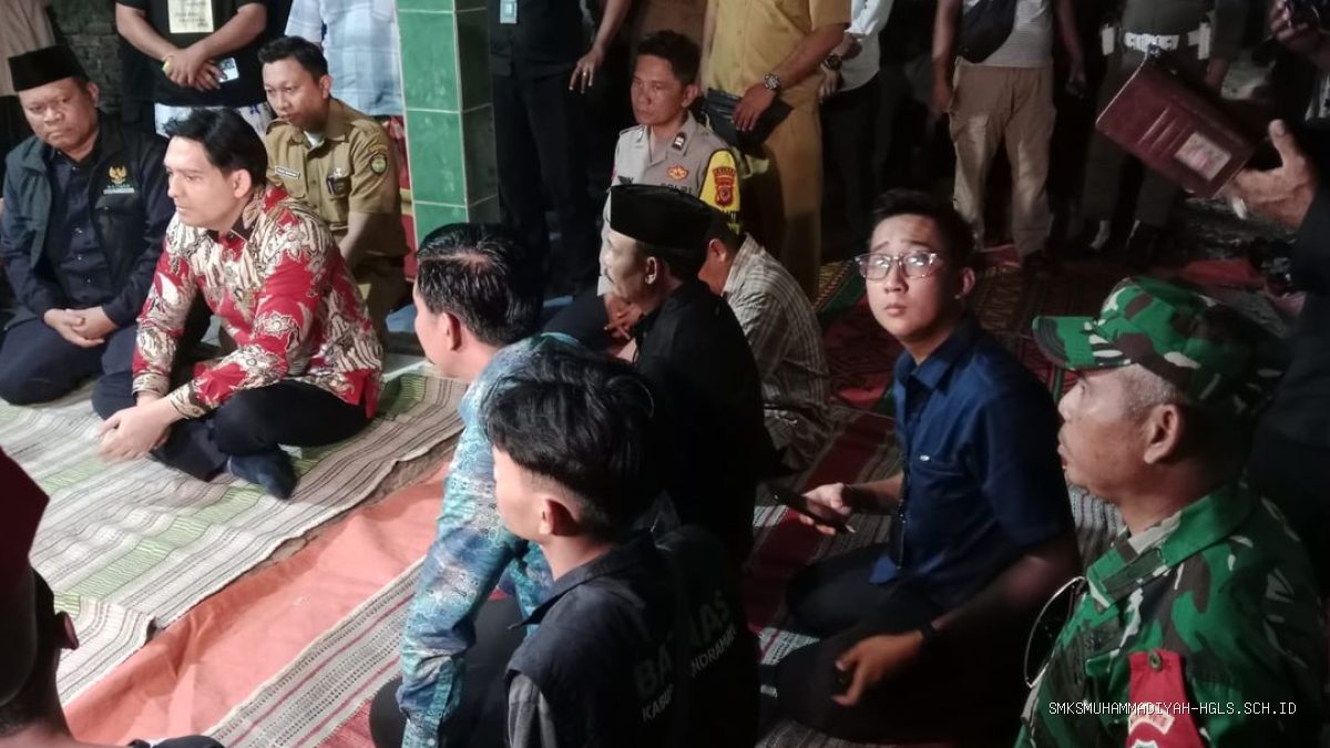Anggota Koramil Lelea Dampingi Bupati Indramayu, Berduka di Rumah Korban Kecelakaan