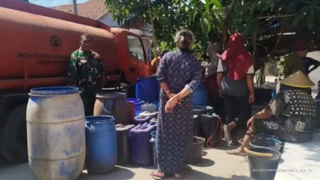 BPBD Indramayu Salurkan Air Bersih ke Desa Tanjakan, Warga Terbantu