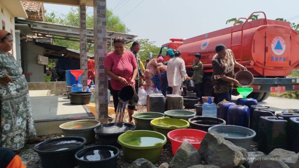 BPBD Kirim 41 Ribu Liter Air Bersih ke Desa Tanjakan Indramayu