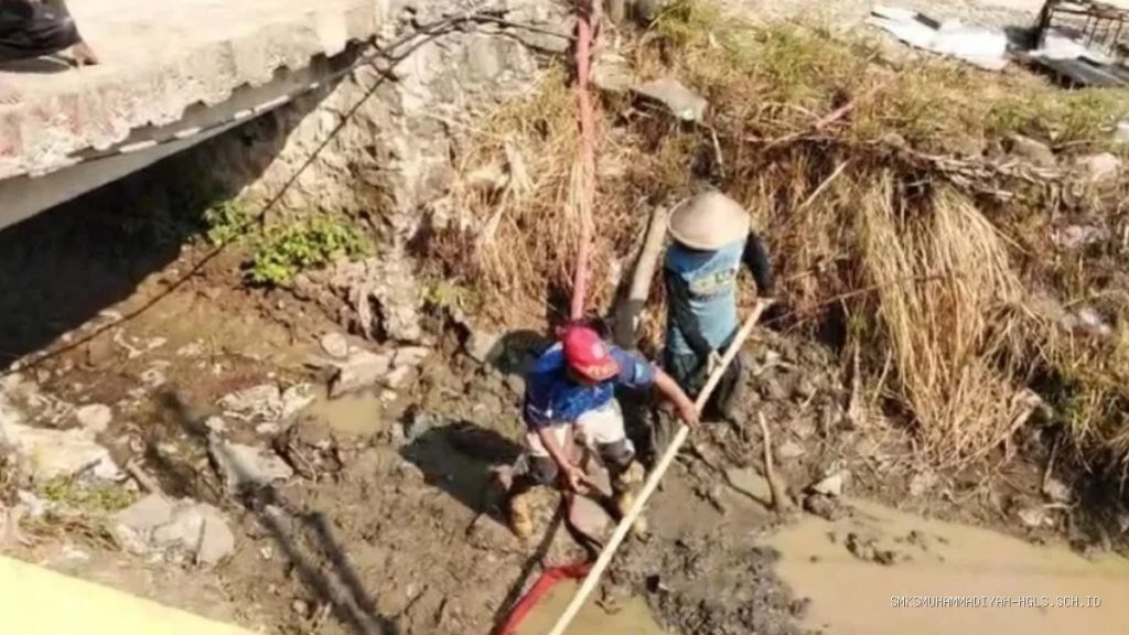 Damkar Indramayu Bantu Petani Atasi Saluran Irigasi Tersumbat