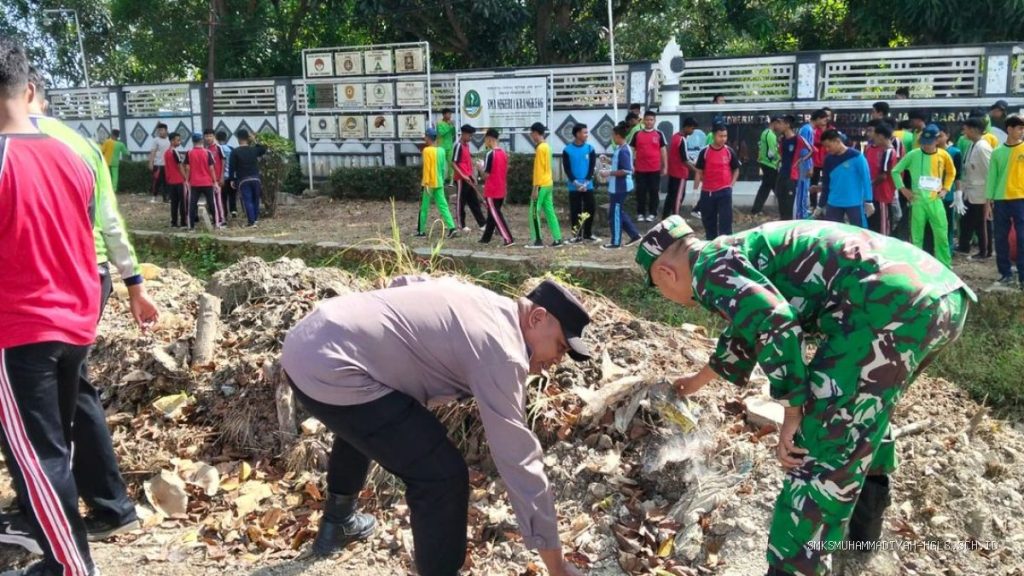 Forkopimcam dan TNI Ajak Siswa SMAN 1 Karangkeng Peduli Lingkungan