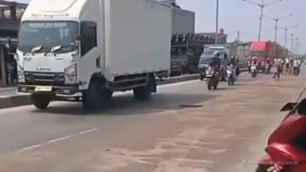 Jalan Pantura Arah Jakarta Licin, Warga Parean Indramayu Heboh