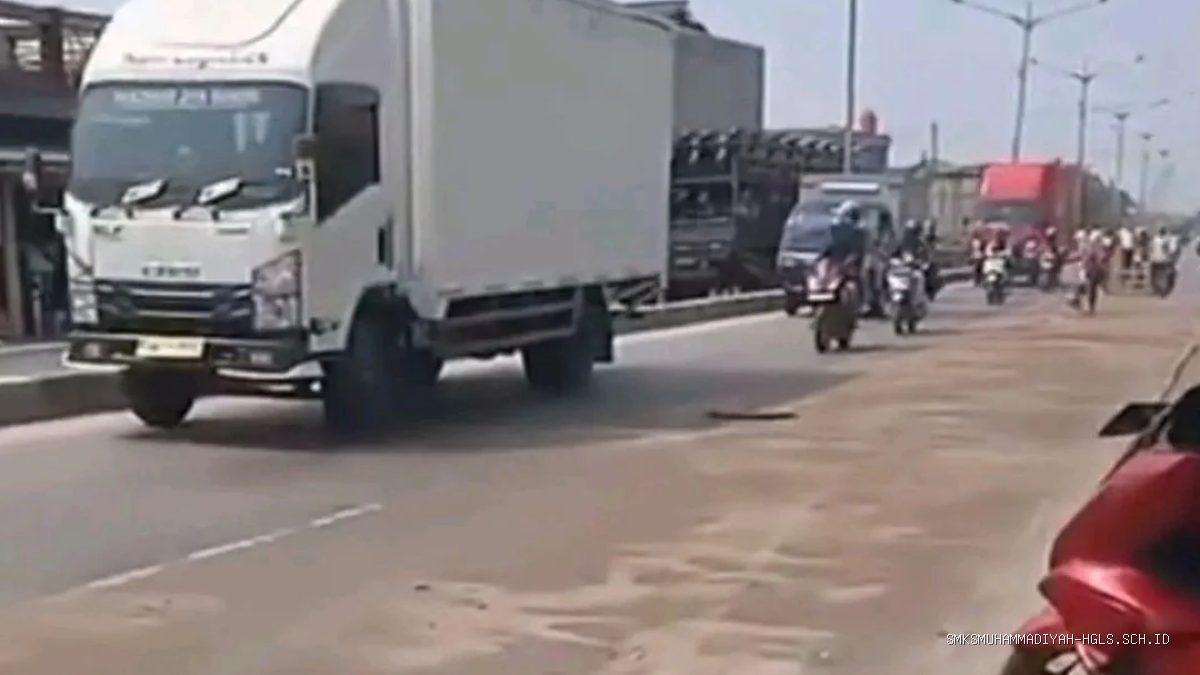 Jalan Pantura Arah Jakarta Licin, Warga Parean Indramayu Heboh