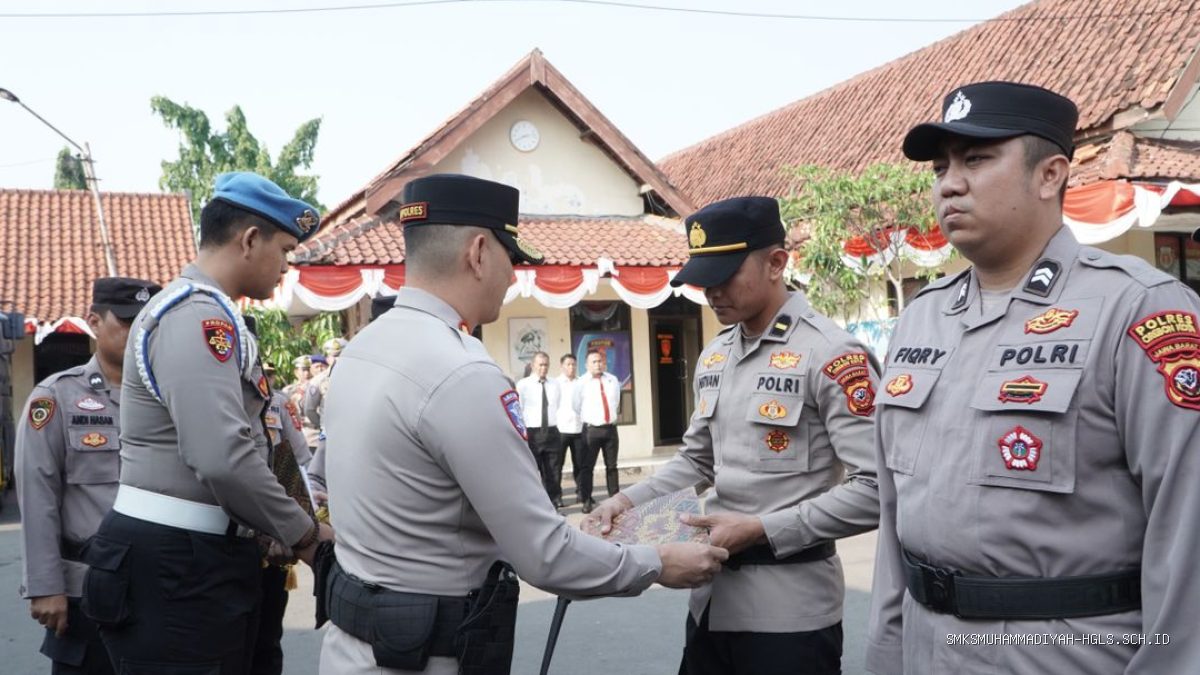 Kapolres Cirebon Kota Beri Penghargaan: 51 Personel Berprestasi, 2 Raih Umrah