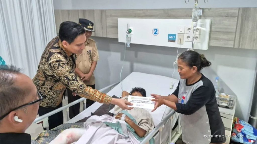 Lucky Hakim Jenguk Korban Kecelakaan Maut Pantura, Apa yang Terjadi?
