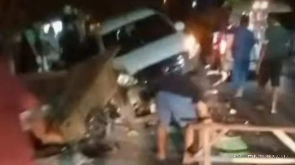 Mobil Hilang Kendali Hantam Angkringan Depan SMAN 1 Sindang Indramayu