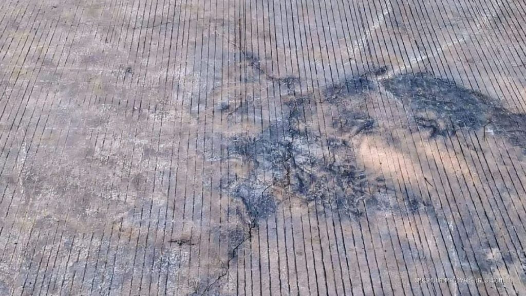 Perbaikan Jalan PT Puteri Pringga Baya di Kroya Indramayu Retak