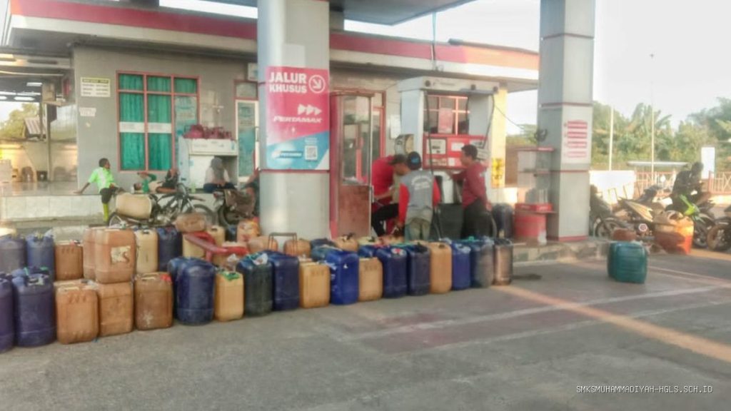 Pertamax Mahal? Jerigen Antre Pertalite SPBU Indramayu: Ini Sebabnya