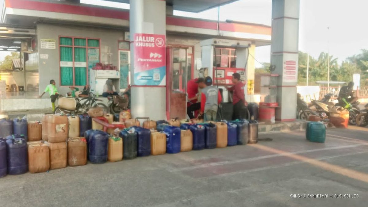 Pertamax Mahal? Jerigen Antre Pertalite SPBU Indramayu: Ini Sebabnya