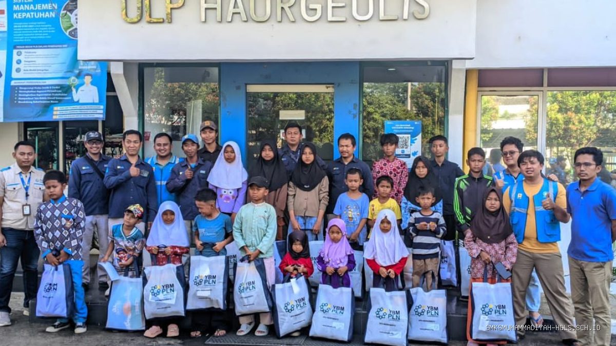 PLN ULP Haurgeulis Beri Bantuan Alat Sekolah di Momen Kemerdekaan