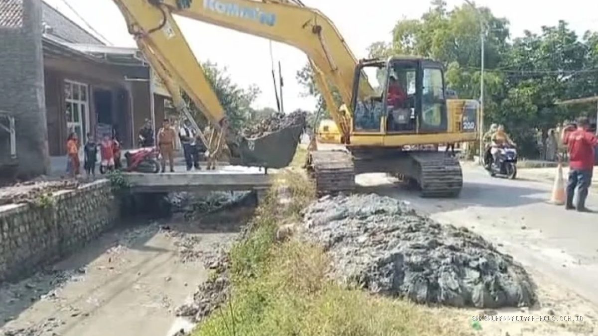Plt Camat Pantau Normalisasi Irigasi Gabuskulon, Dukung Petani Indramayu