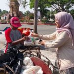 Rayakan Kemerdekaan, PLN UP3 Indramayu dan YBM Berbagi Sembako