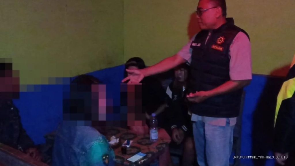 Razia Warem Polsek Kandanghaur: Amankan Pasangan dan Puluhan Miras