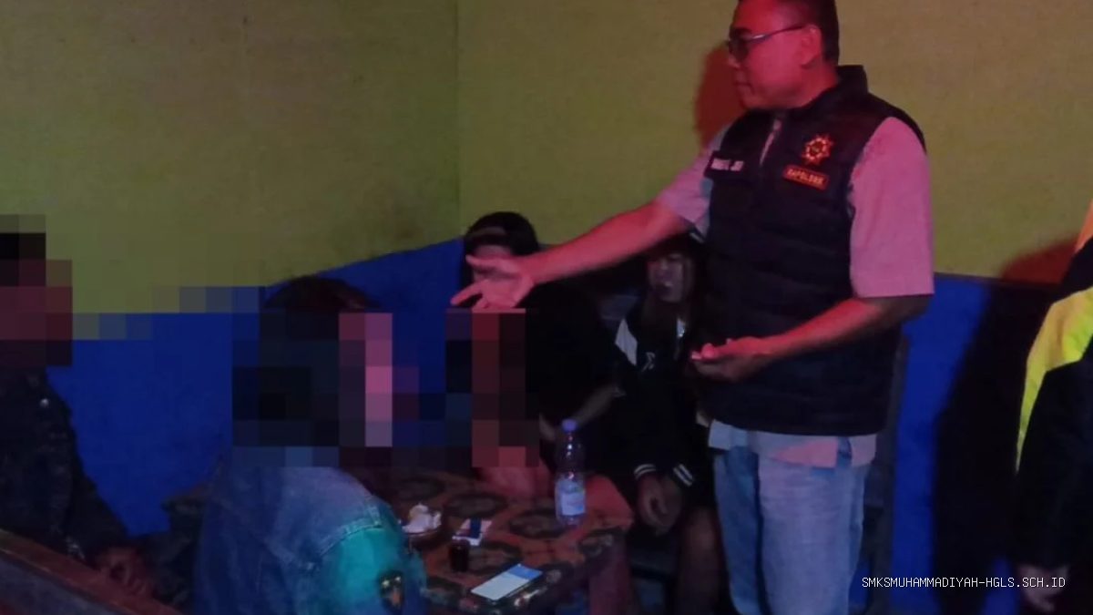 Razia Warem Polsek Kandanghaur: Amankan Pasangan dan Puluhan Miras