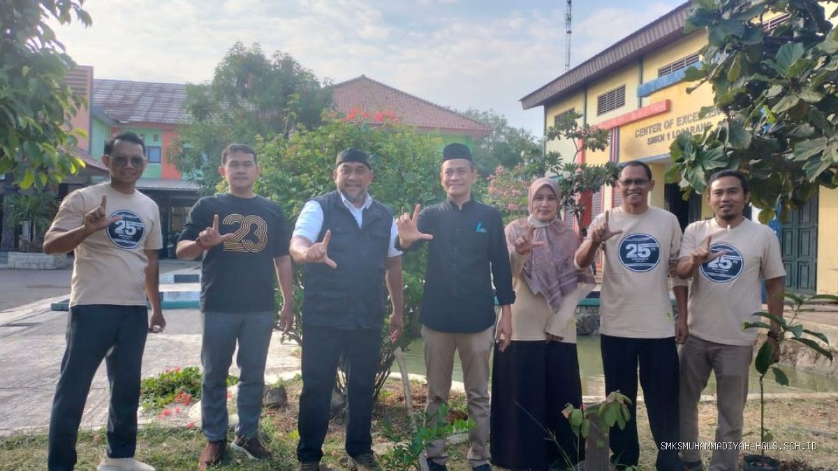 SMKN 1 Losarang Gelar Bakti Sosial: Tanam Pohon & Bagi Sembako