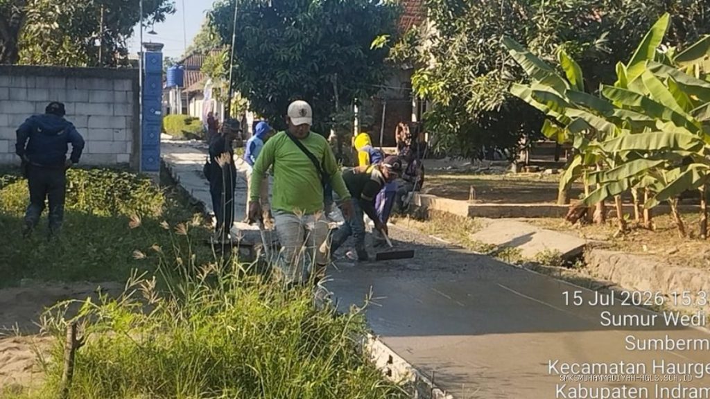 Sumbermulya: Proyek Jalan Disorot, Pekerja Tanpa APD?