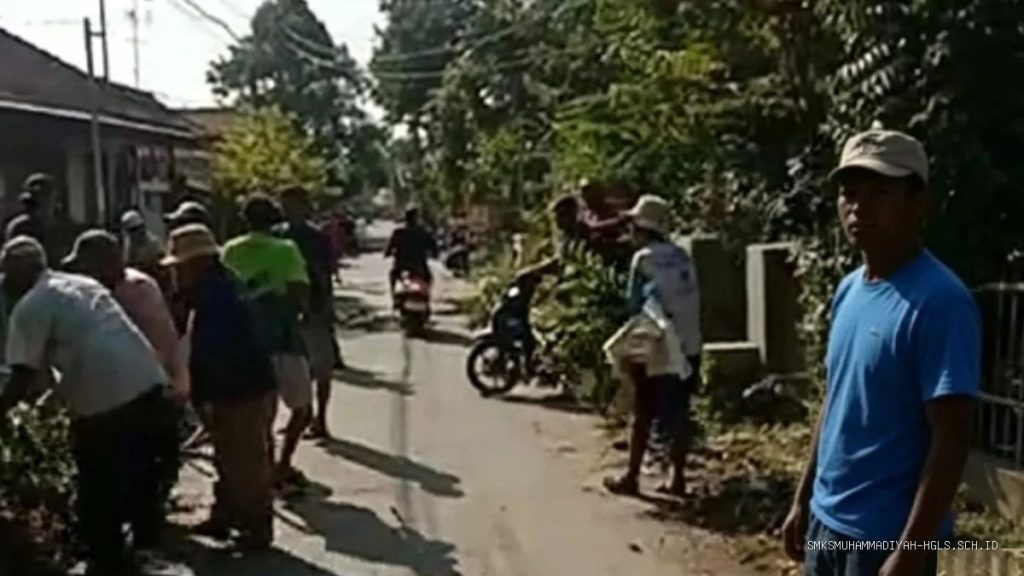 Warga Blok Manggungan Kompak Kerja Bakti Bersihkan Lingkungan