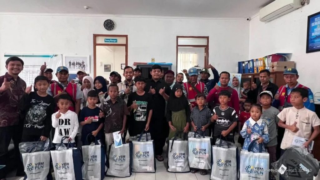 YBM PLN Indramayu: Bantuan Alat Tulis untuk 53 Anak Petugas Billman