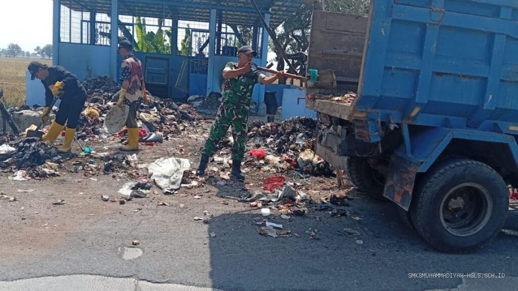 Aksi Bersih-Bersih TPA: Babinsa Srengseng dan Warga Bersatu