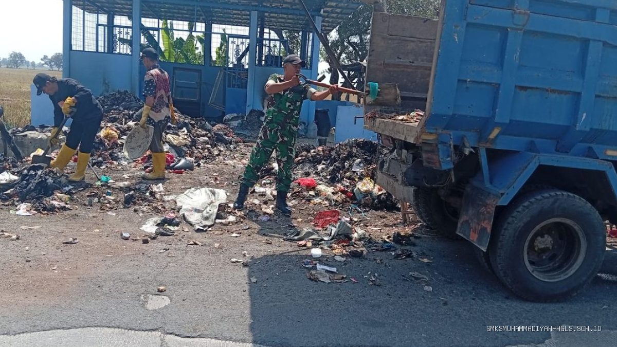 Aksi Bersih-Bersih TPA: Babinsa Srengseng dan Warga Bersatu