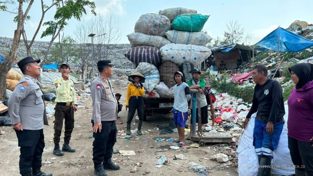 Cegah Kebakaran TPA Pecuk, Sat Binmas Polres Indramayu Edukasi Pemulung
