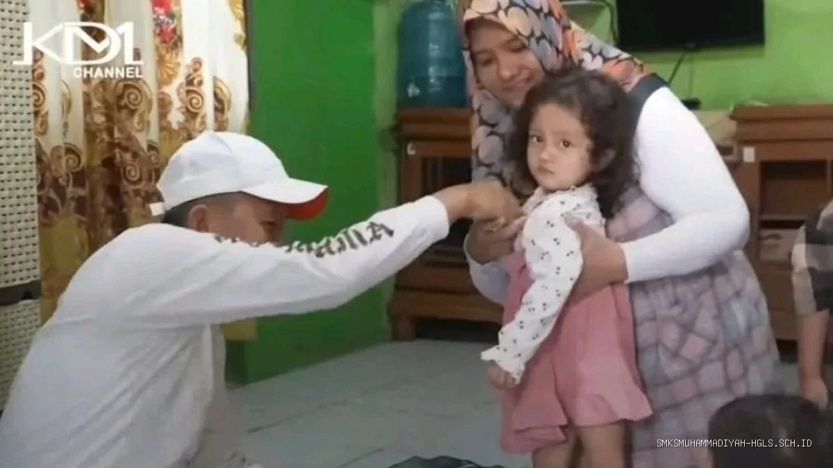 Dedi Mulyadi Bantu Keluarga Warsilah di Indramayu, Haru Rawat 5 Balita Kembar