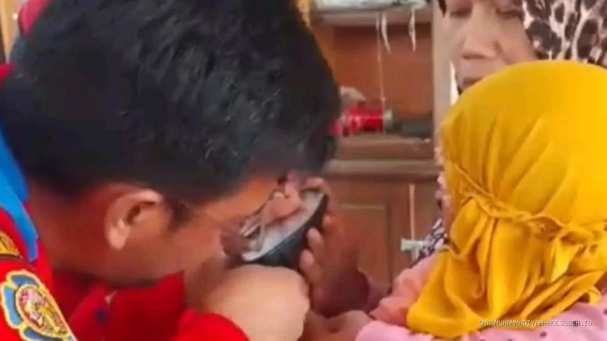 Jari Balita Tersangkut di Spion Motor, Damkar Indramayu Gercep!
