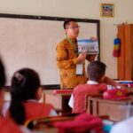 Pentingnya Mengajarkan Adab Berbicara kepada Guru Sejak Dini