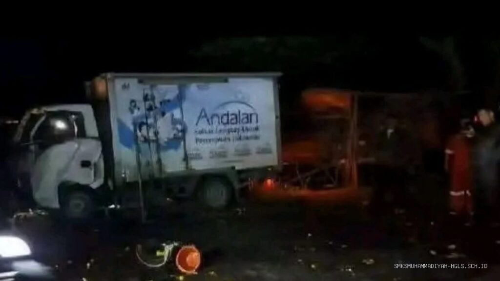 Tabrakan Maut di Karangampel: 3 Kendaraan Ringsek, Sopir Terjepit