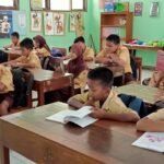 7 Adab Masuk Kelas yang Baik untuk Membangun Karakter Siswa