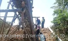 Aksi Gotong Royong Petani Indramayu Bangun Jembatan Cilalanang