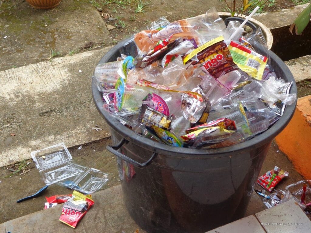 Langkah Efektif Mengurangi Sampah Plastik di Lingkungan Sekolah